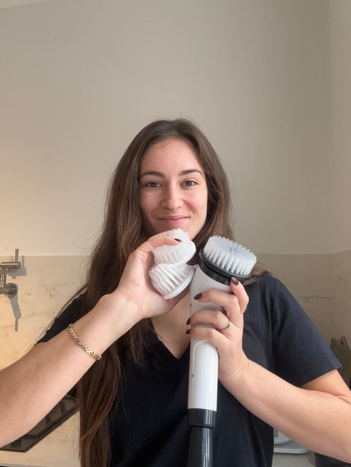 מארז קלין ספין עם הראשים החלופיים פרוסים סביב הידית, סט שלם לניקוי כל פינה בבית