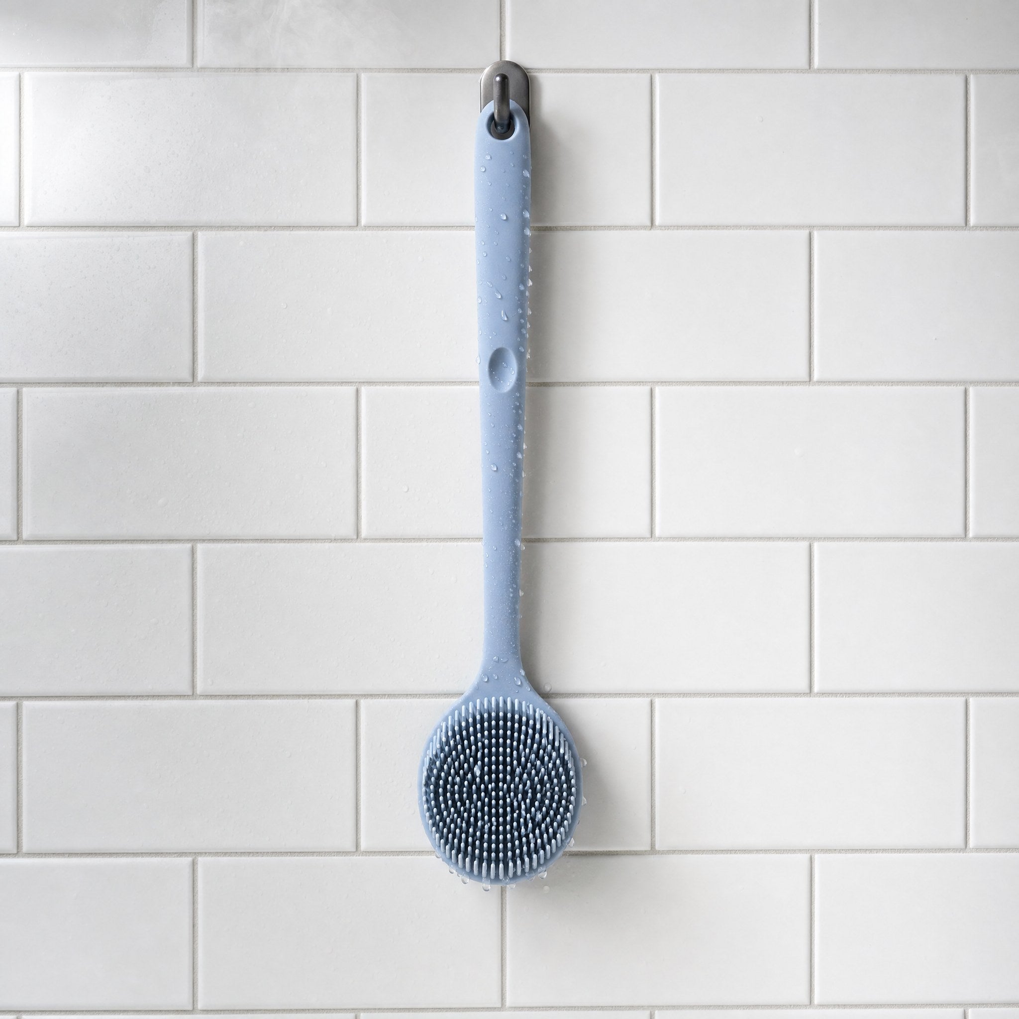 Brush Body תלויה להתייבש במקלחת