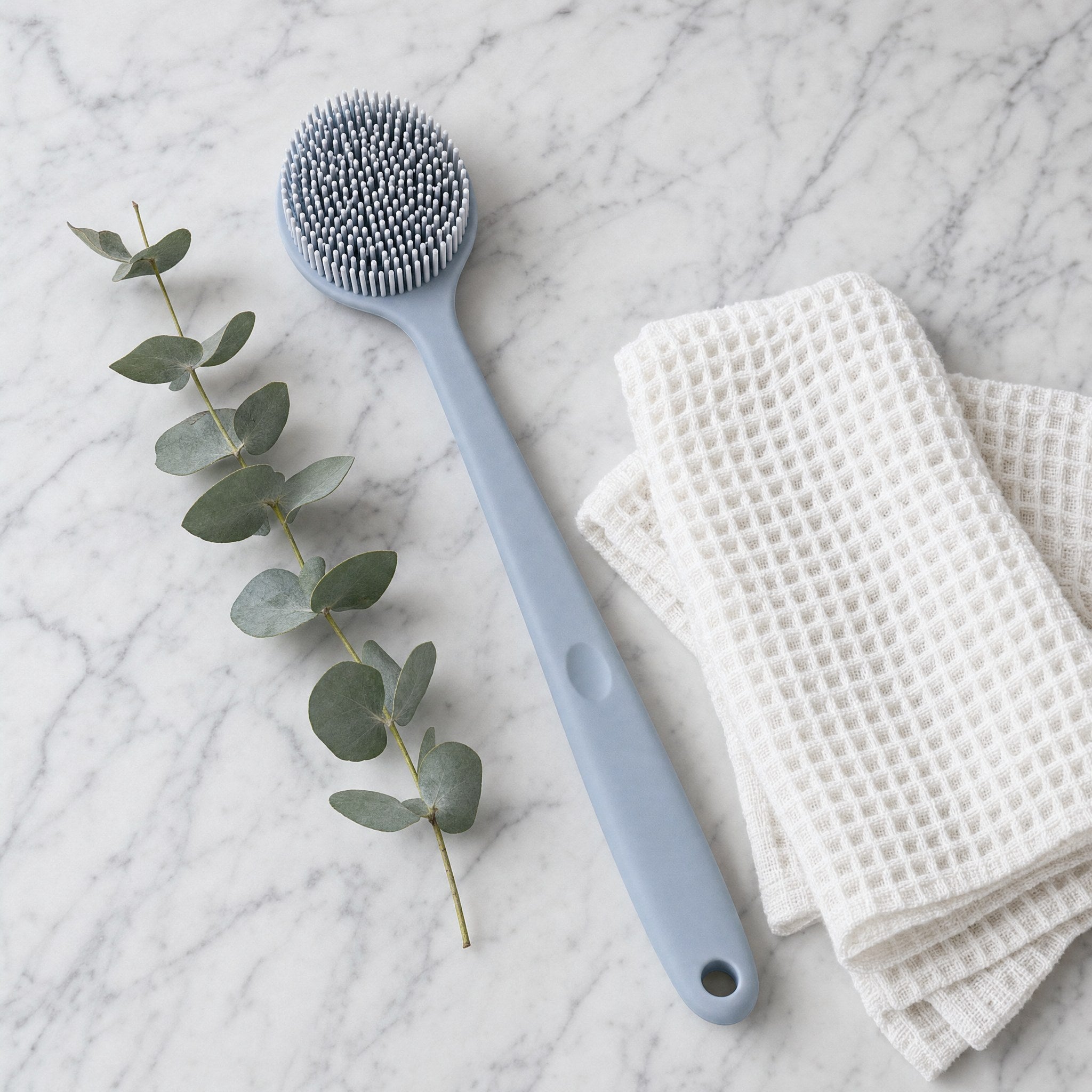 Brush Body על משטח שיש עם מגבת ואקליפטוס