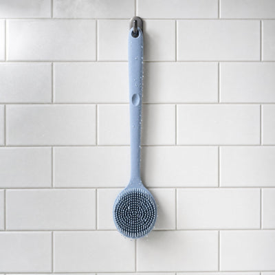 Brush Body תלויה להתייבש במקלחת